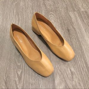 Minimalist block heel leather shoes Tan size 7.5